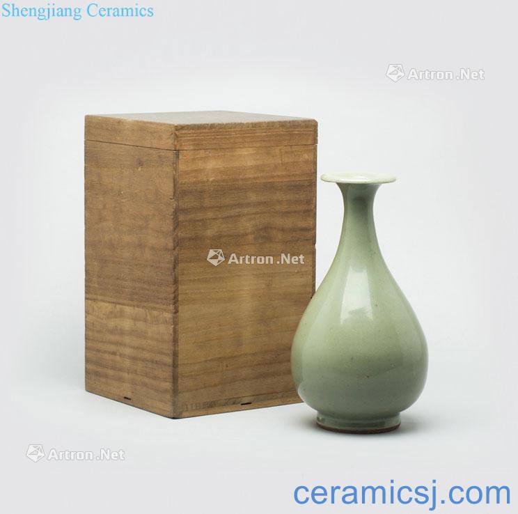 In the Ming dynasty Longquan celadon okho spring bottle