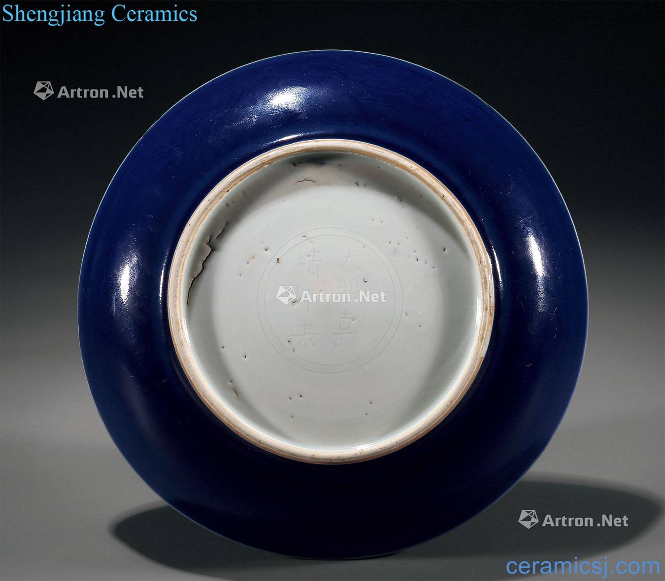 Ming jiajing outside the blue glaze white glaze inside dark carved dragon pattern plate