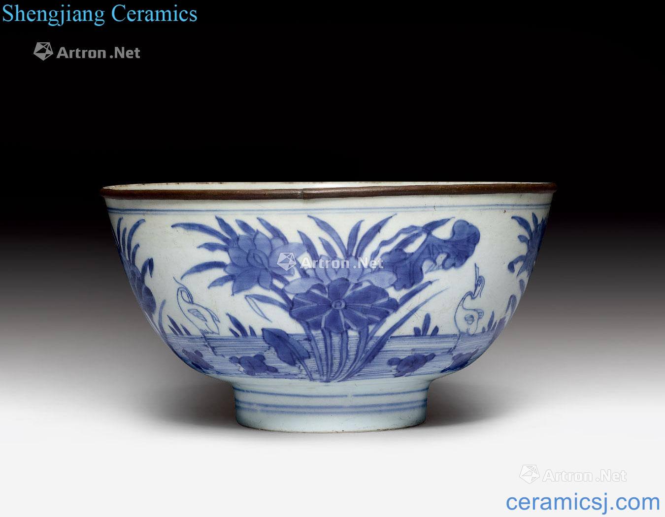 About 1650 years Blue and white lotus edge bowl