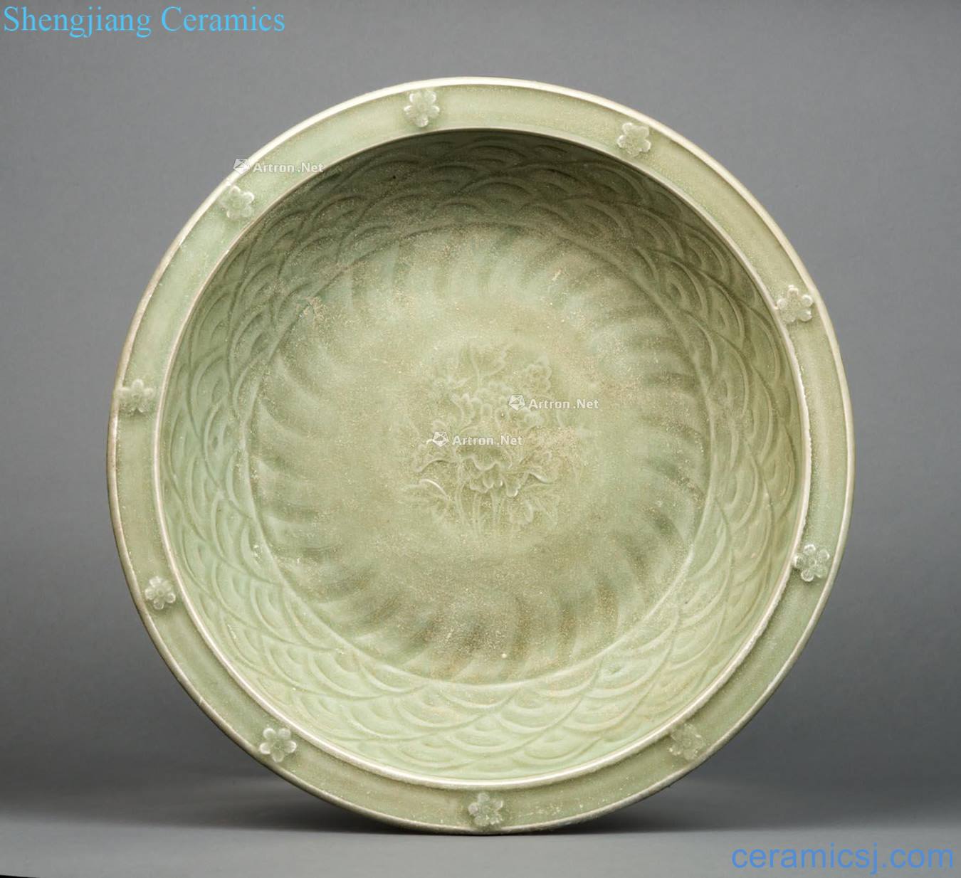Early 14th century yuan dynasty to the middle Longquan celadon plate