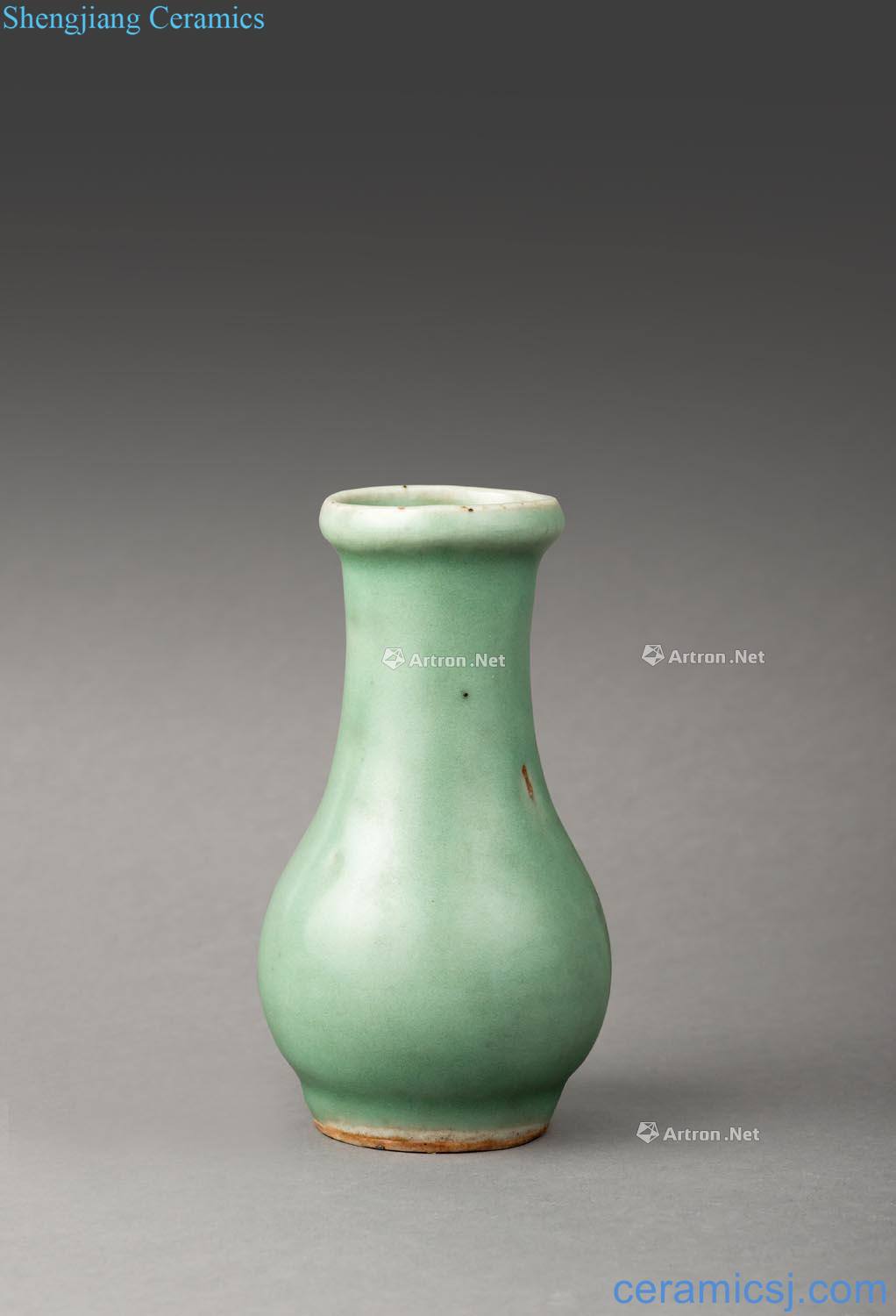 The southern song dynasty (1127-1279), longquan celadon long lip bottle neck