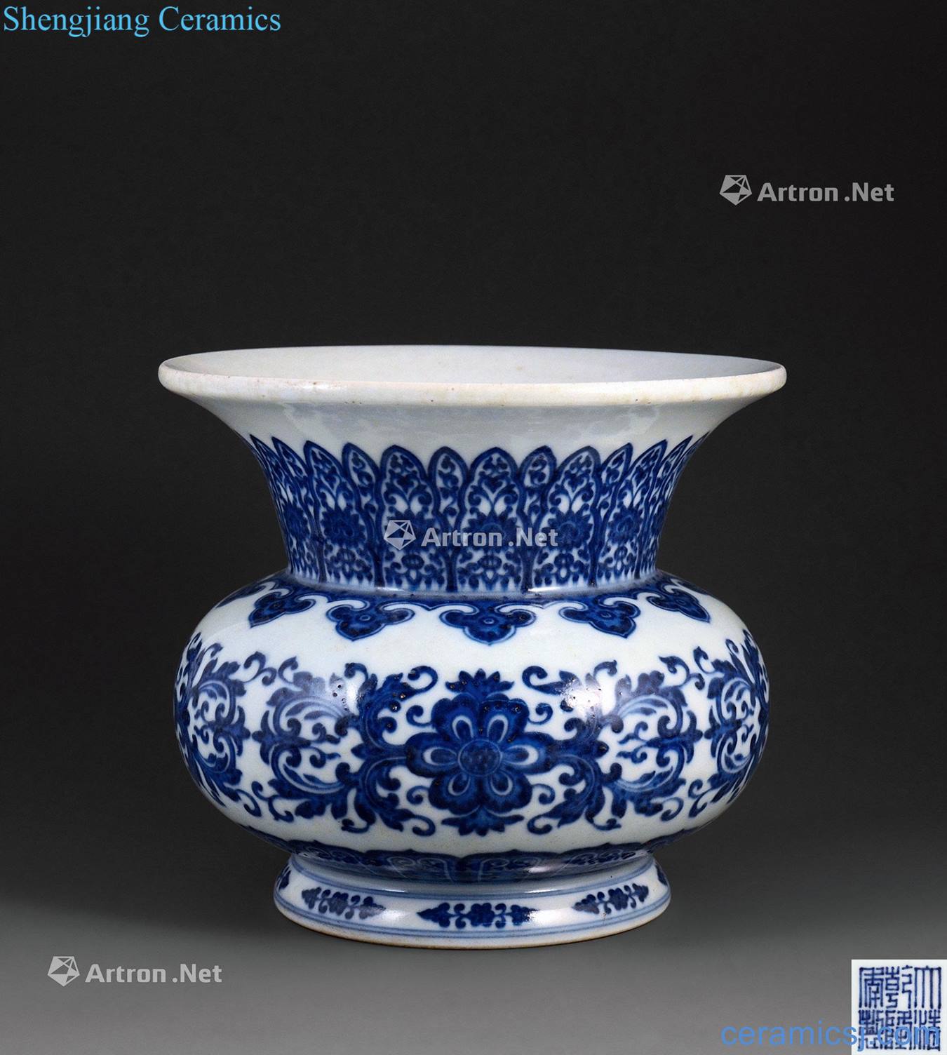 qing Blue and white lotus flower grain slag bucket