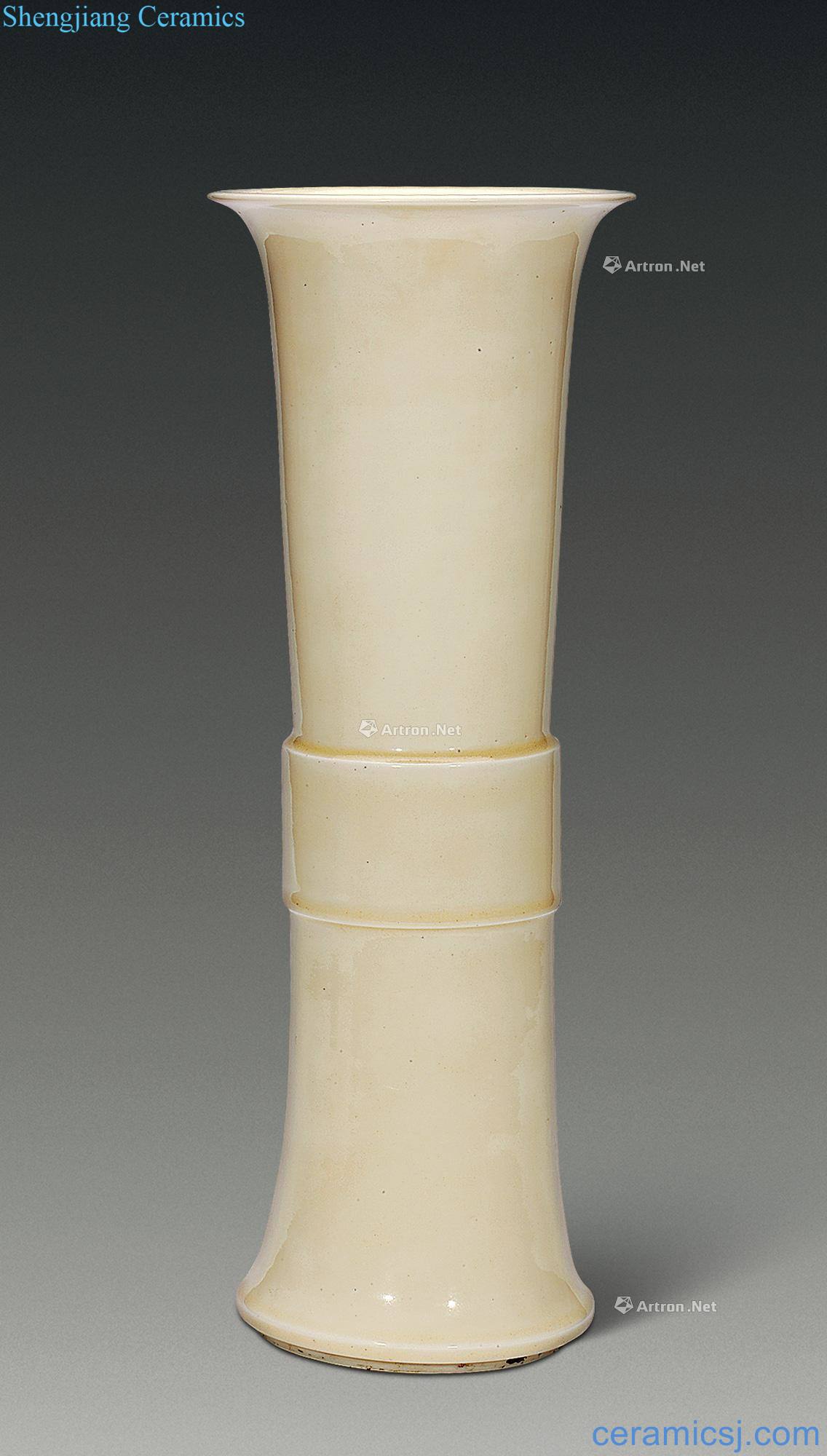 The late Ming dehua vase with flowers