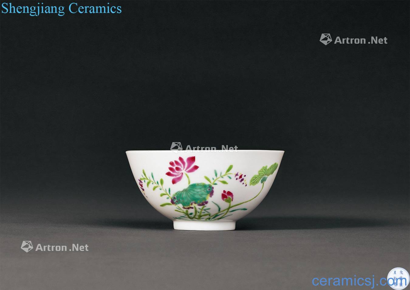Qing yongzheng pastel flying butterfly figure small bowl of fragrant lotus