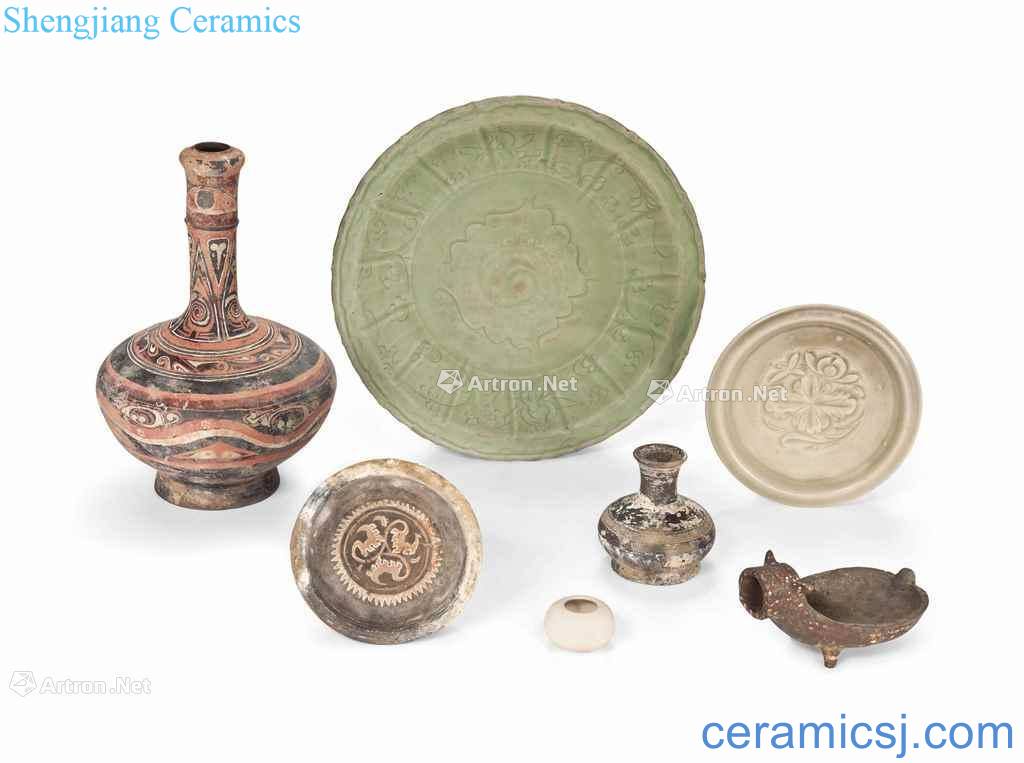 The warring states period (475 BC - 221 BC) A COLLECTION OF POTTERY AND PORCELAIN VASES AND jars AND DISHES