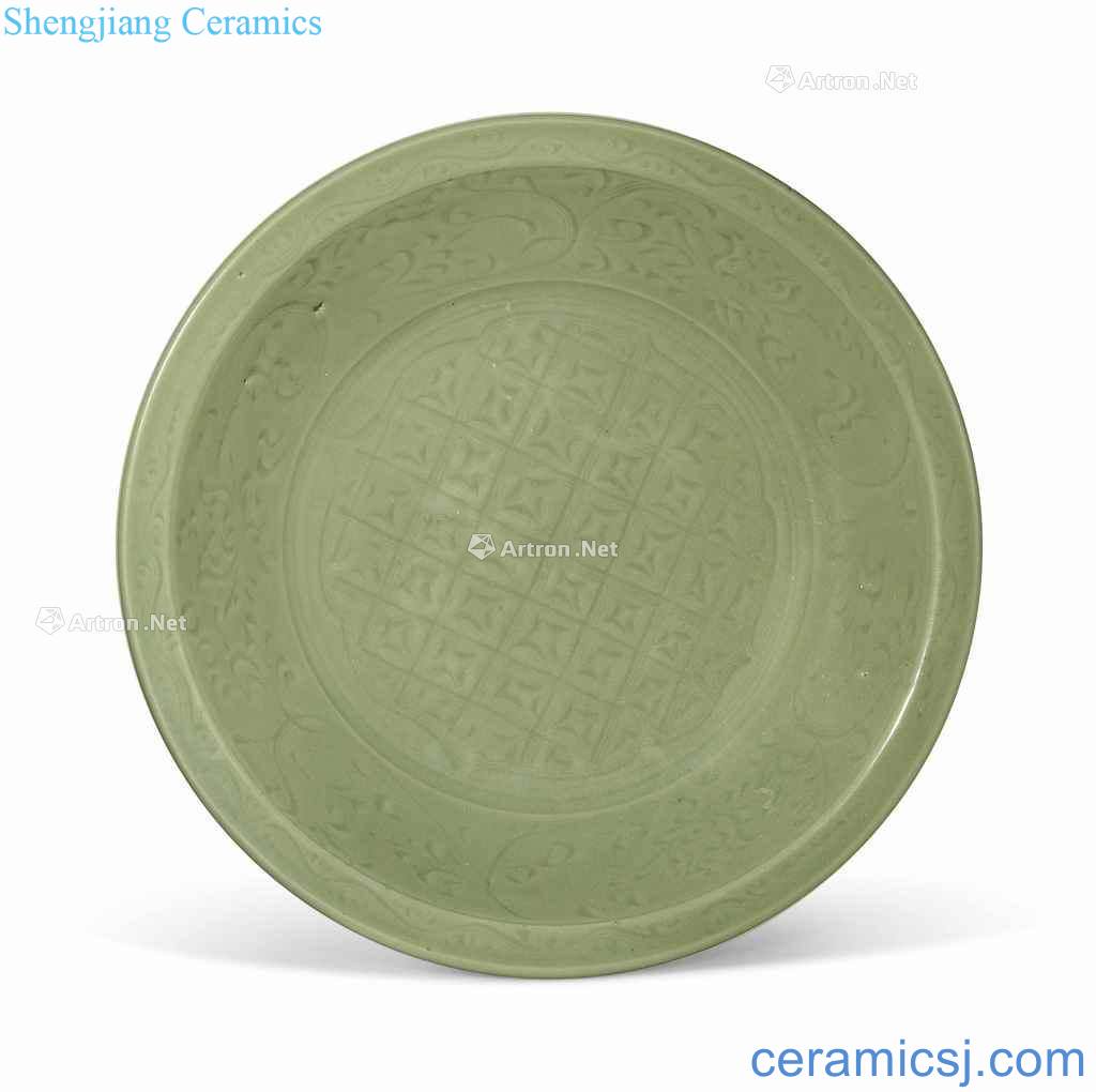 In the early Ming dynasty (1368-1644), A LARGE LONGQUAN CELADON CHARGER
