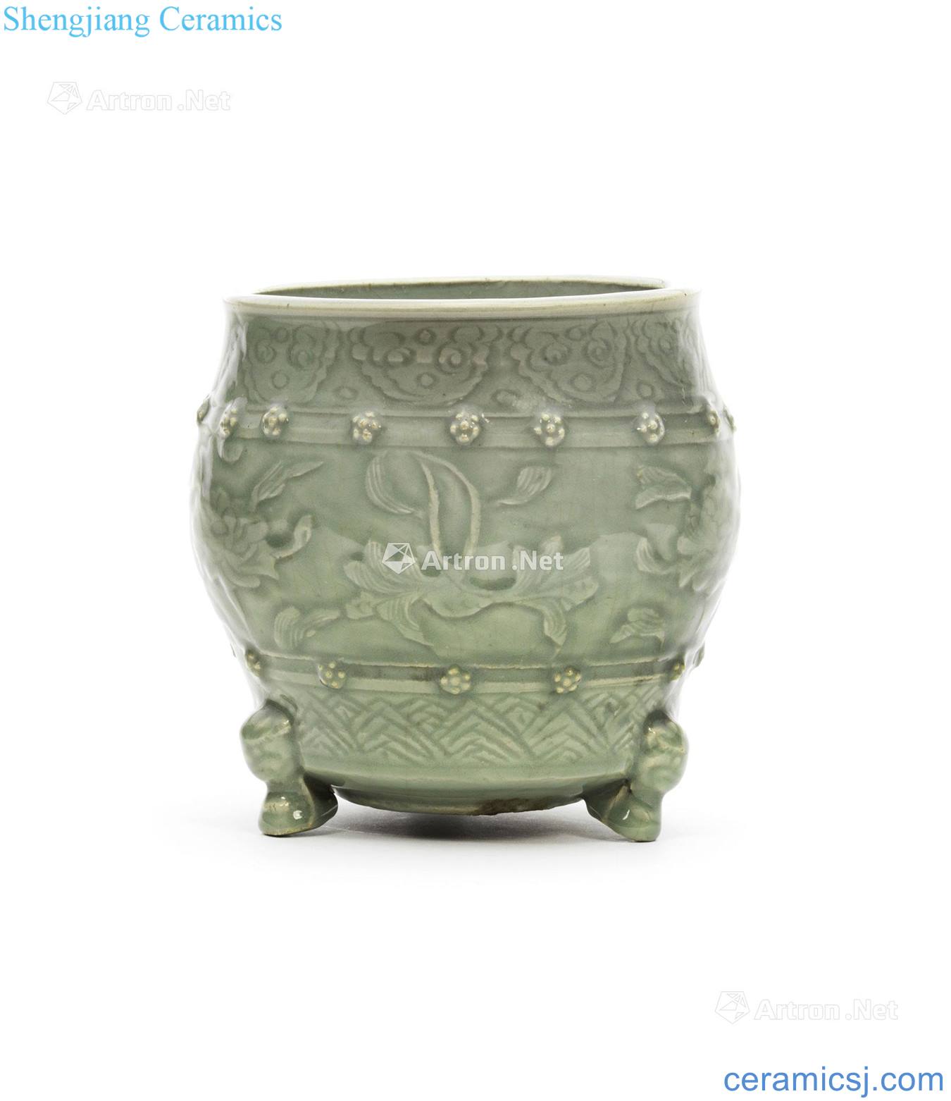 The fifteenth century Longquan green glaze carving peony fold branch lines drum pier furnace with three legs