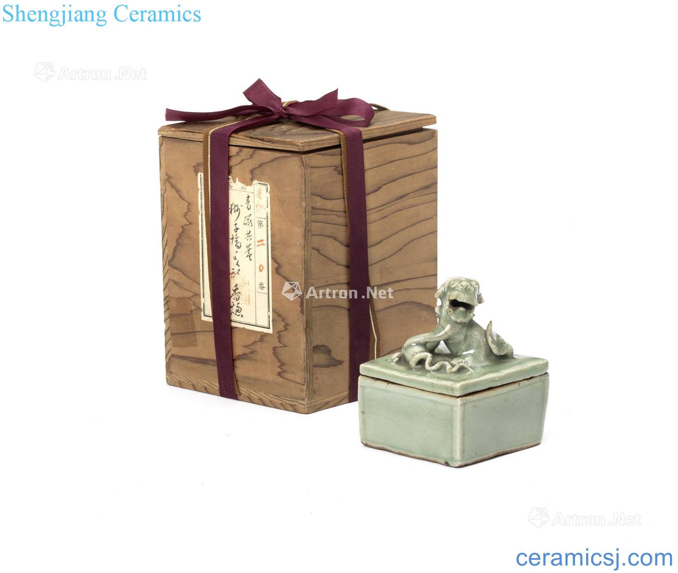 The 16th century Longquan green glaze too lion play ball button fangsheng type small box