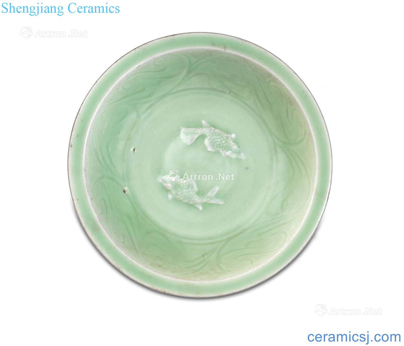 The fourteenth century Longquan green glaze paste Pisces grain fold along the plate