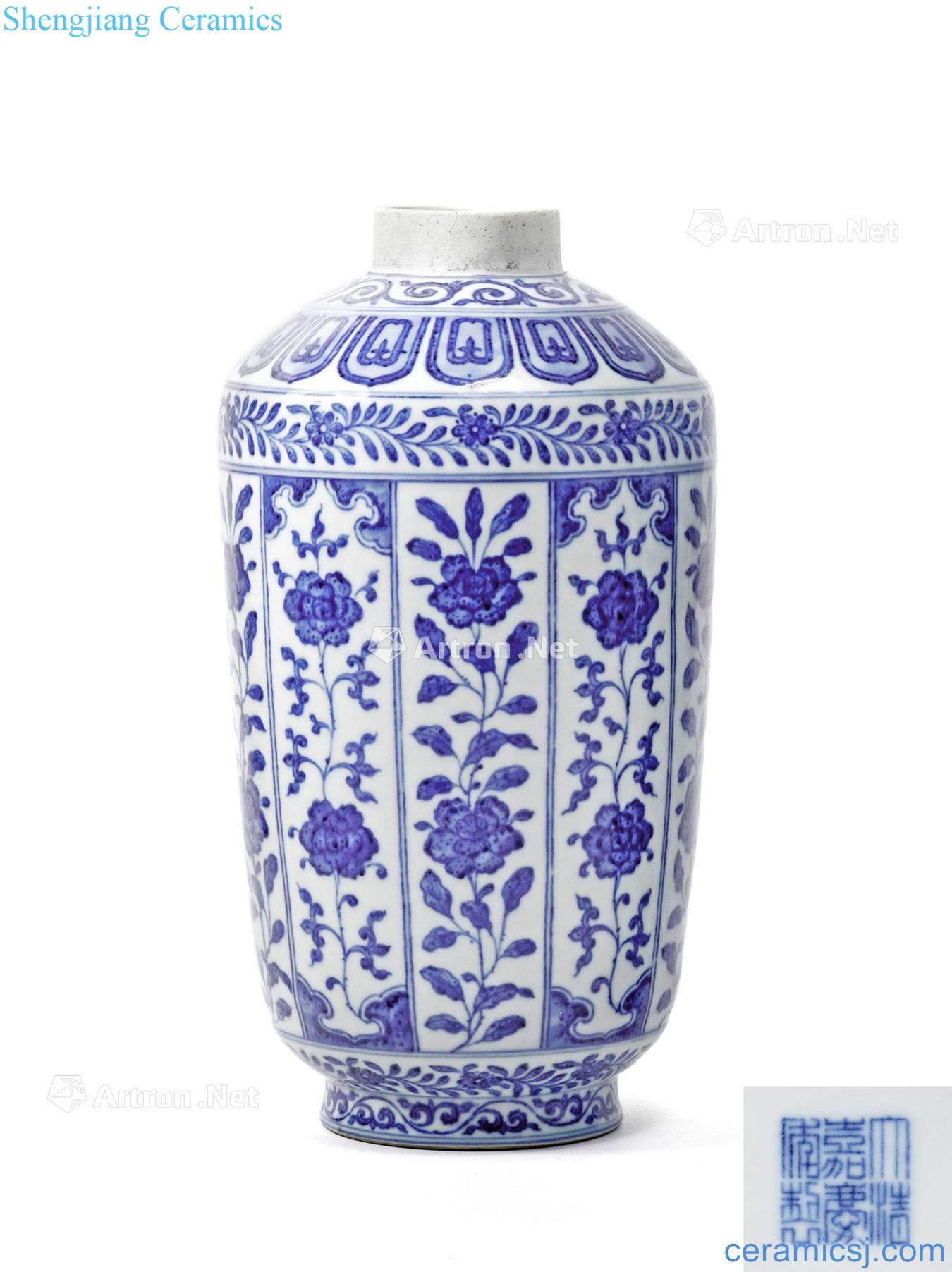 Qing jiaqing Blue and white flower grain pu mallet bottle