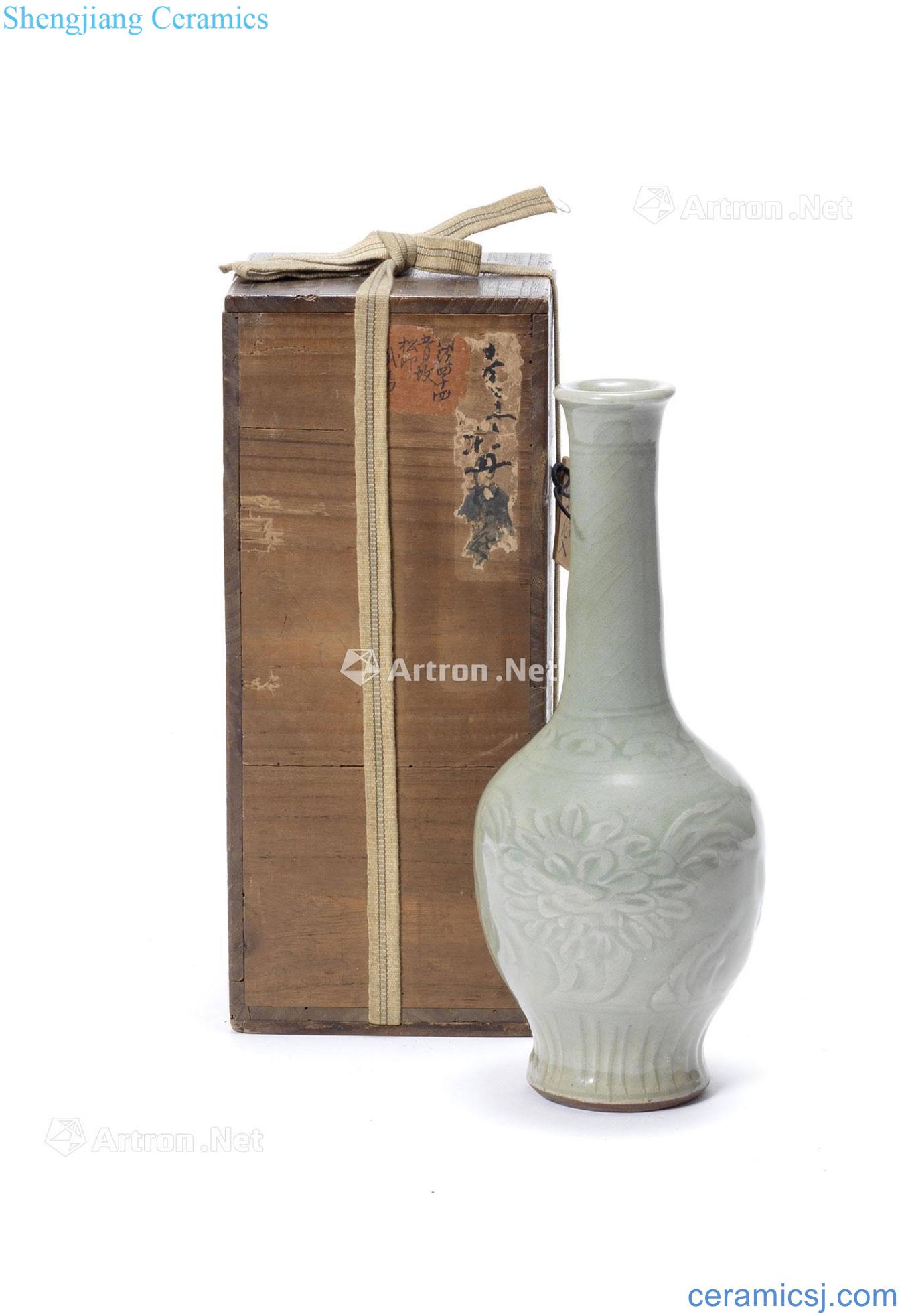 The fifteenth century Longquan green glazed carved flowers wrapped branch lines tree