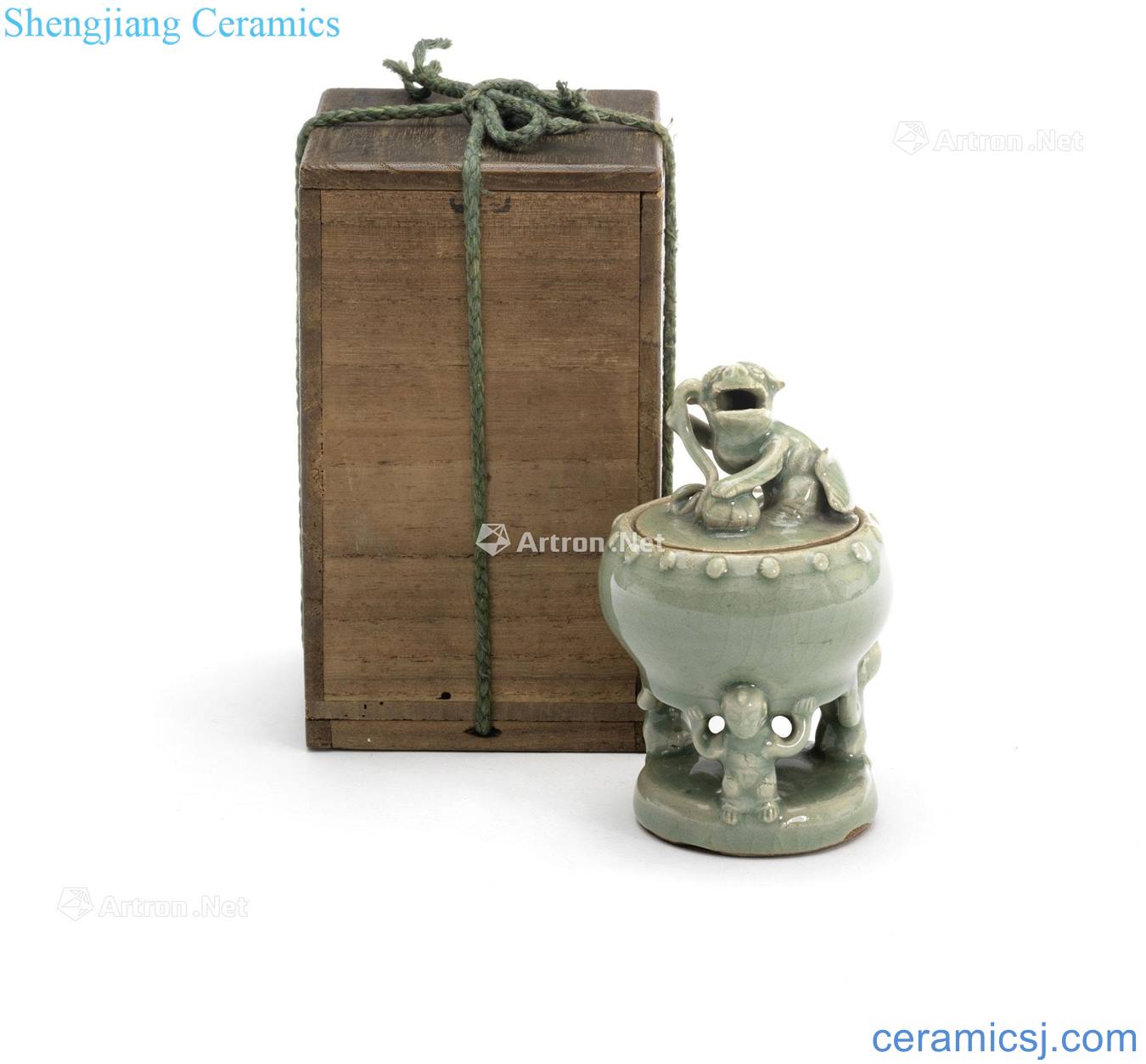 The fifteenth century Longquan green glaze lad drum mound red lion play ball NiuXiaoGai furnace