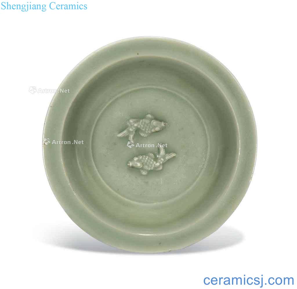 The song dynasty (960 ~ 1279) A SMALL LONGQUAN CELADON 'TWIN CARP "DISH