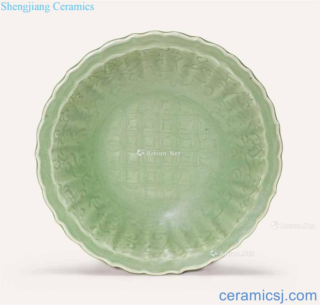 In the Ming dynasty, A 16th century LONGQUAN CELADON DISH
