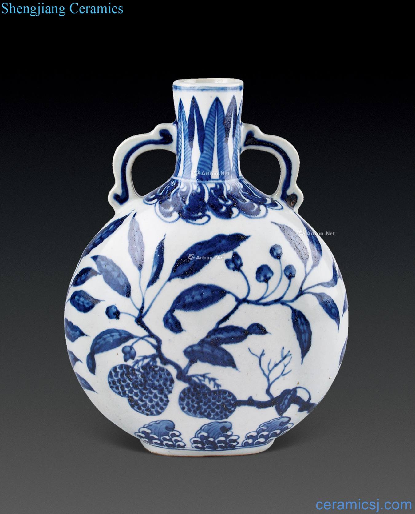 In the Ming dynasty Description of the early blue-and-white flower tattoos on bottle