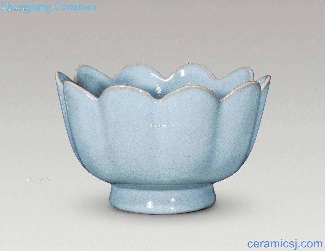Northern song dynasty The porcelain of the azure glaze flower injection bowl