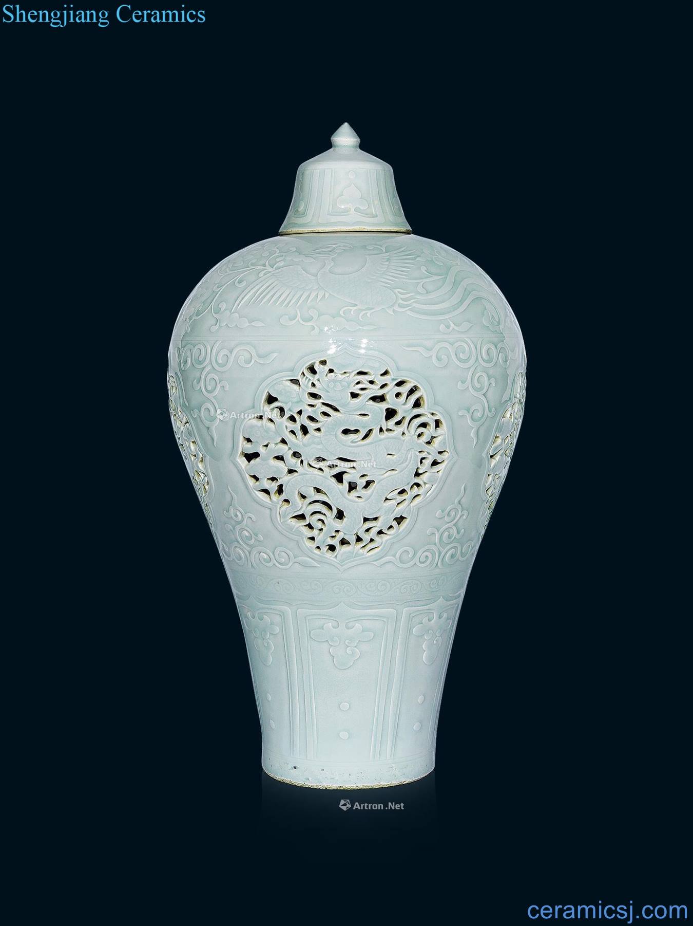 In the late yuan dynasty Hollow out grain medallion pivot mansion glaze plum bottle