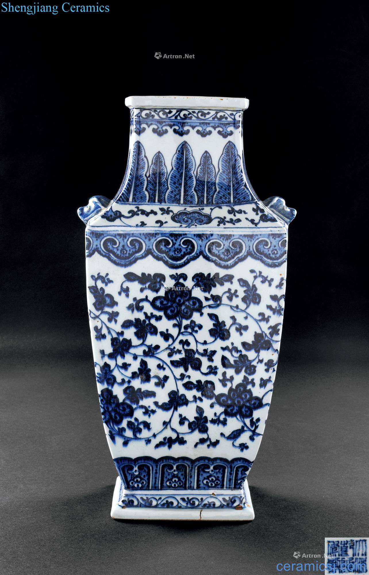 Qing qianlong Blue and white lotus flower pattern vase