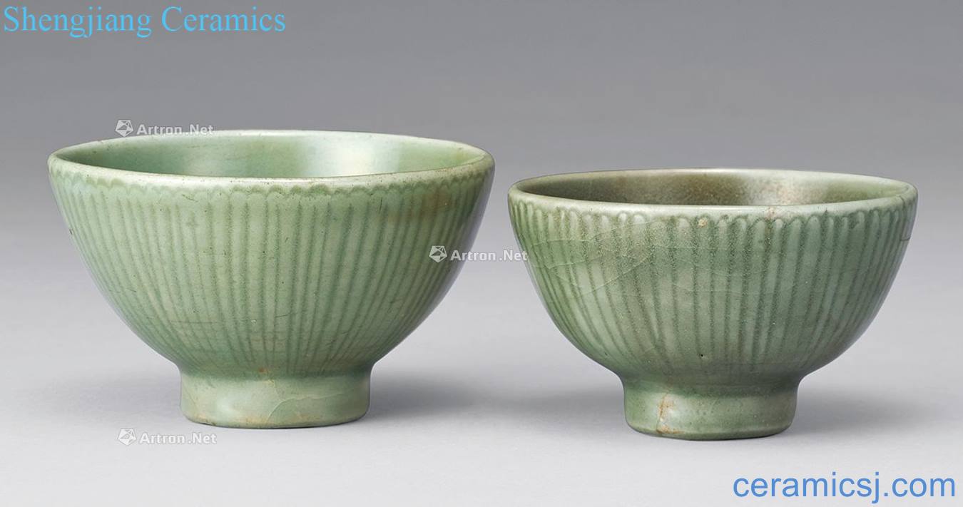 Ming Celadon lotus-shaped green-splashed bowls (2)