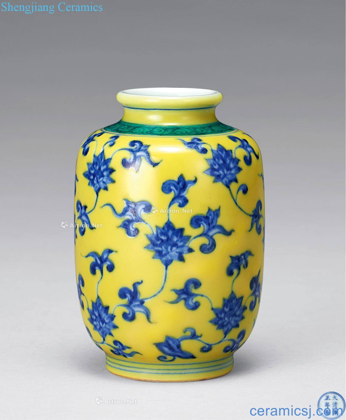 qing Yellow to blue and white lotus flower grain bottle