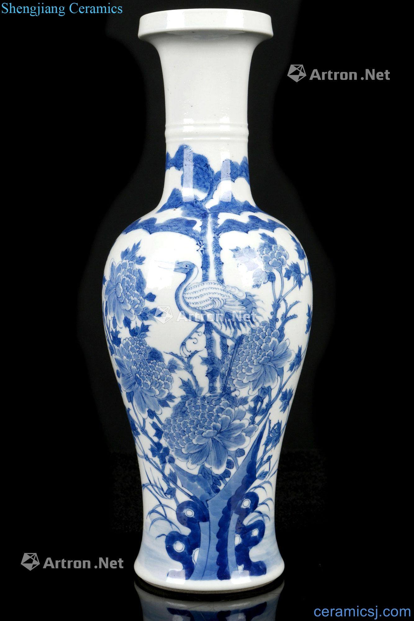 In the qing dynasty Blue and white peony bottle