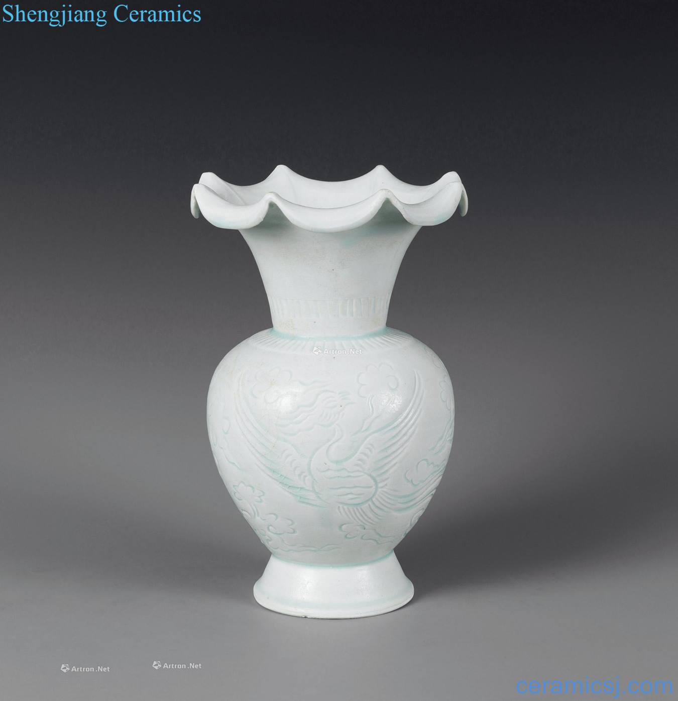 The song dynasty blue white porcelain cut grain flower bottle mouth