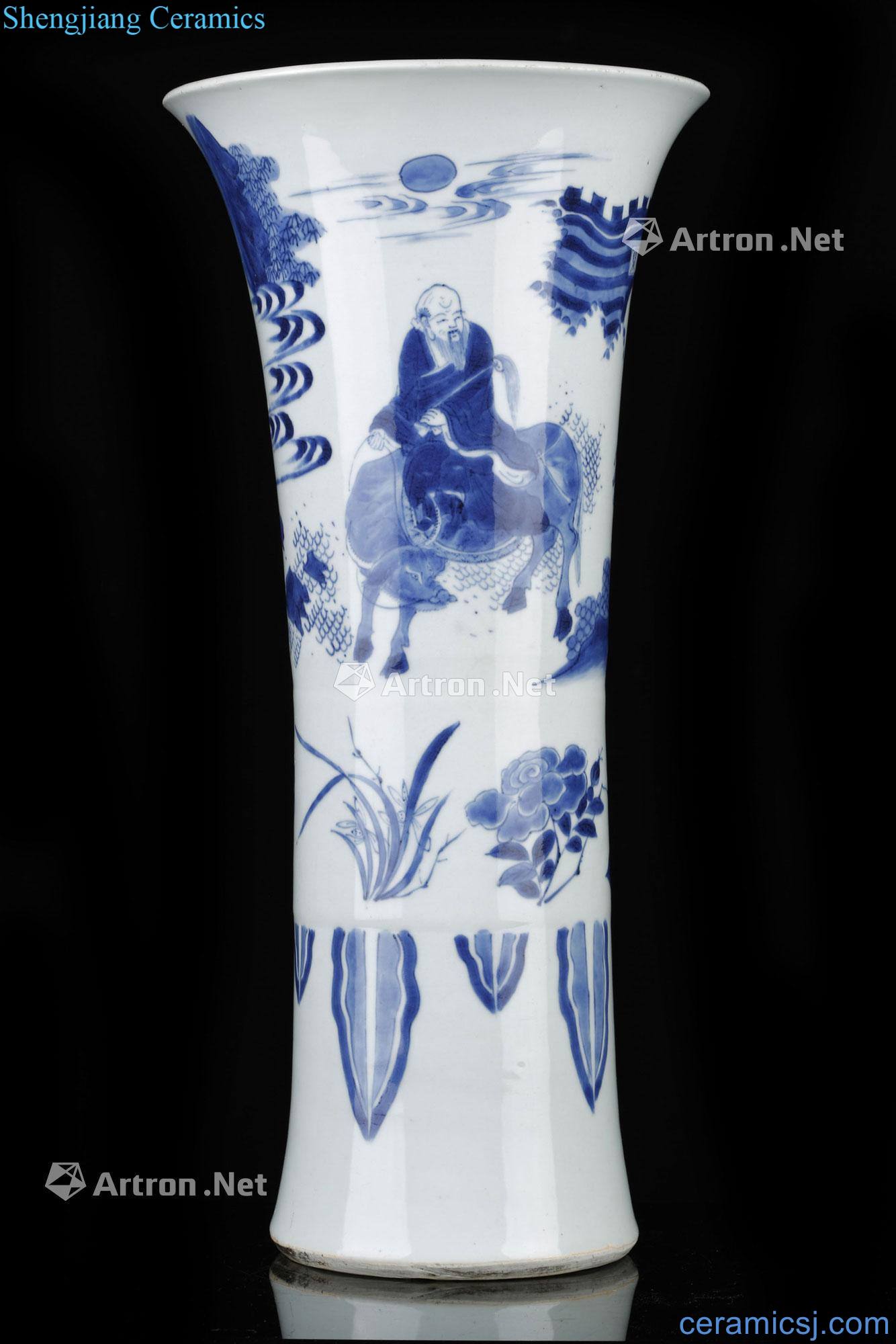 The late Ming dynasty Blue and white flower vase with characters
