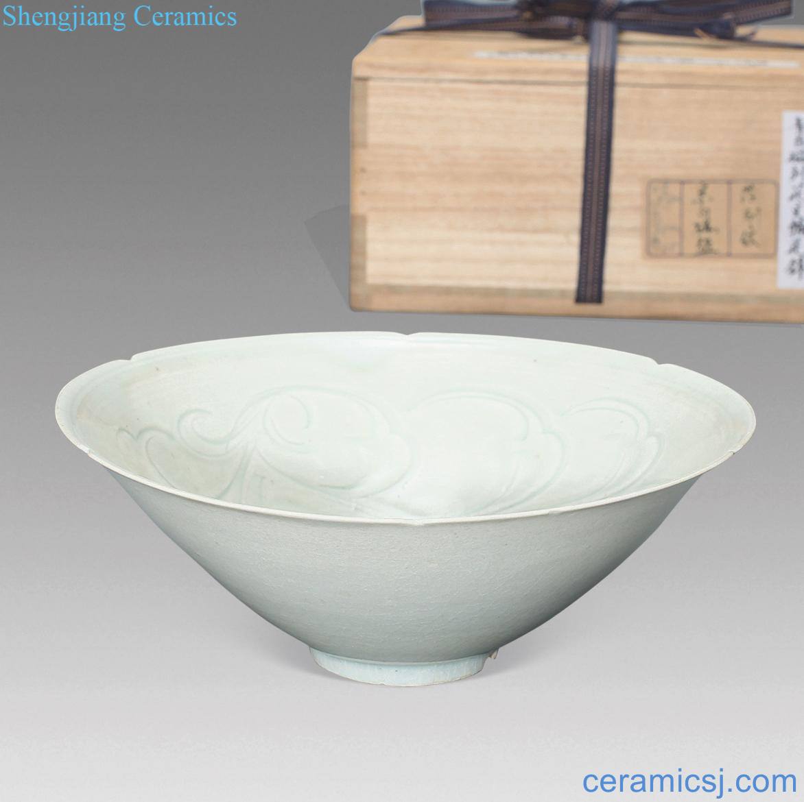 yuan Shadow blue bowl carved lotus decorative pattern