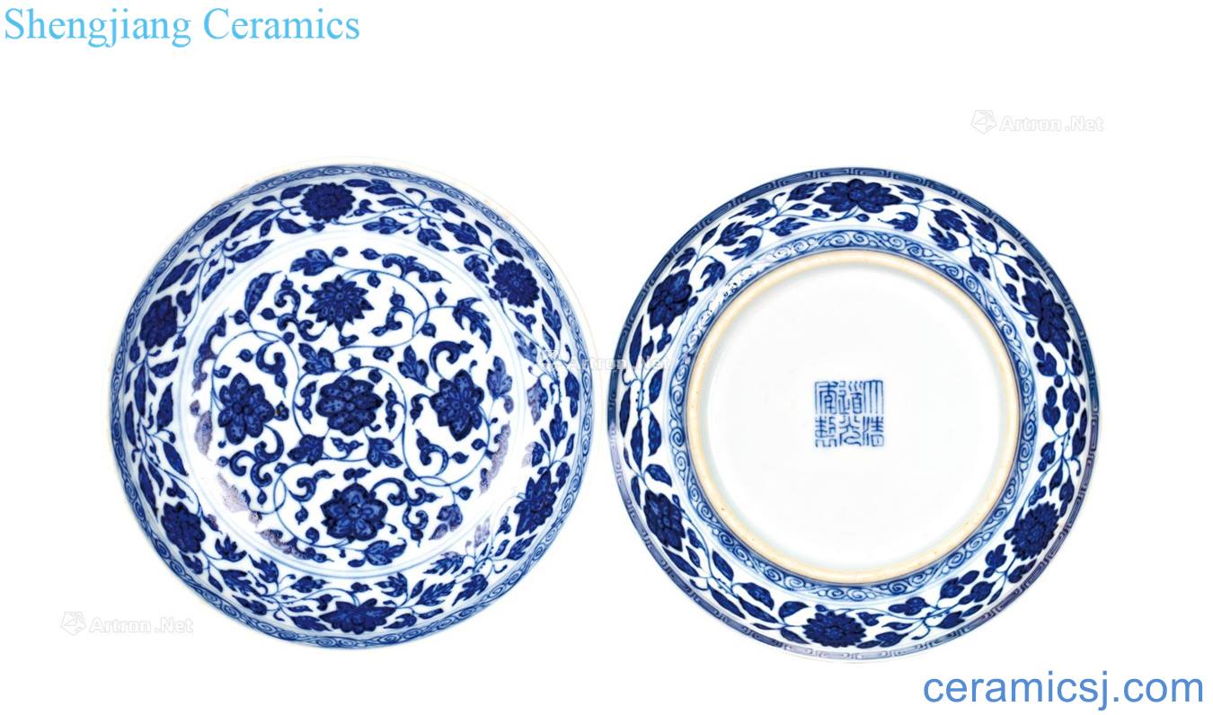 Qing daoguang Blue and white lotus flower disc