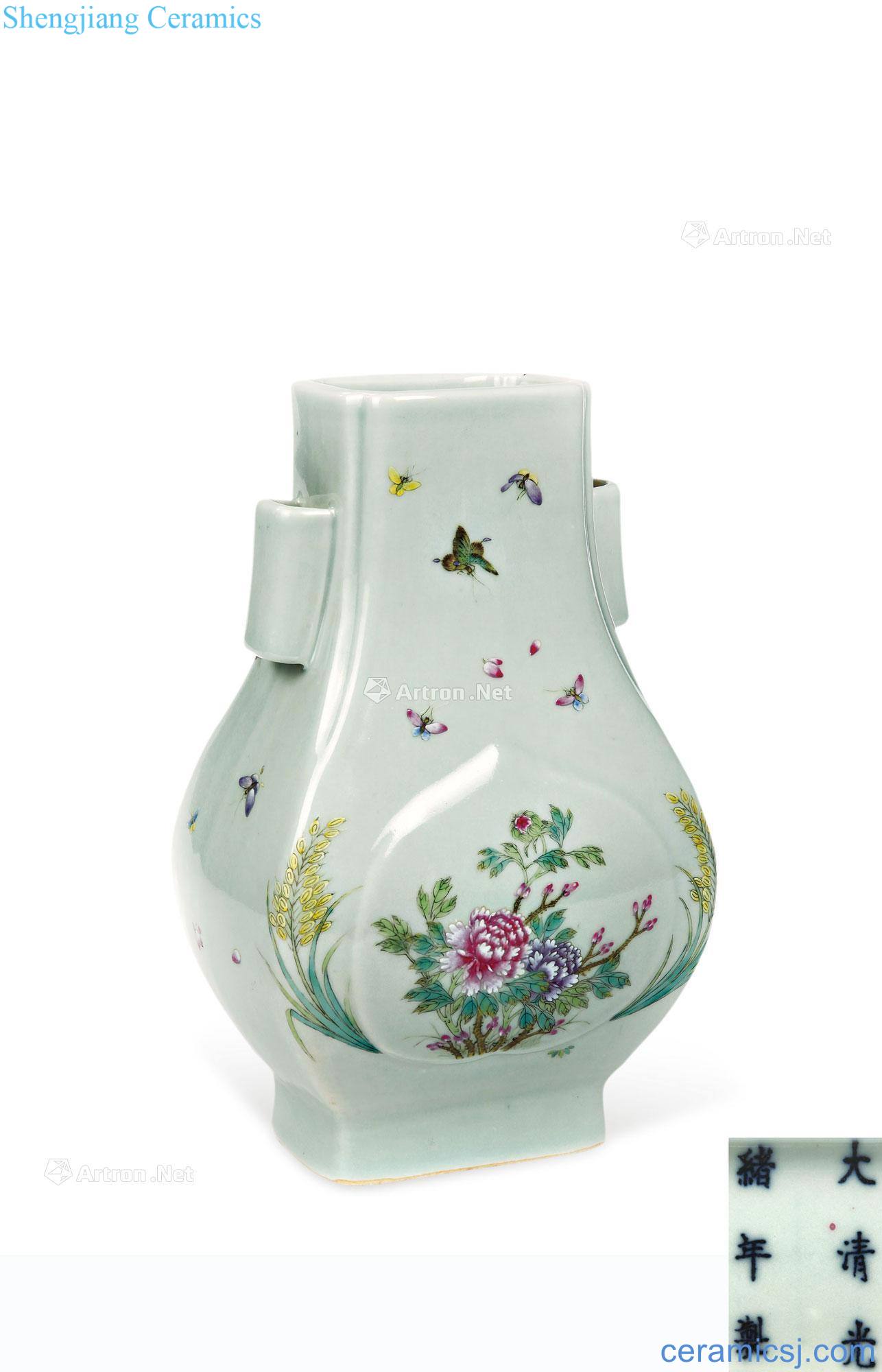 Qing guangxu Pea green glaze enamel flower vase with a butterfly tattoo penetration