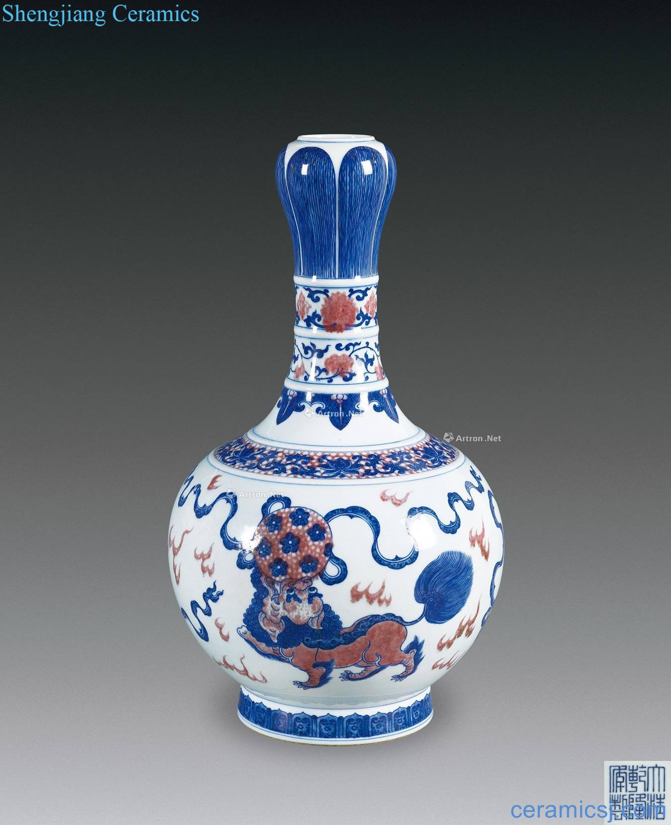 Qing qianlong Kiln porcelain youligong lion play ball bottle of garlic
