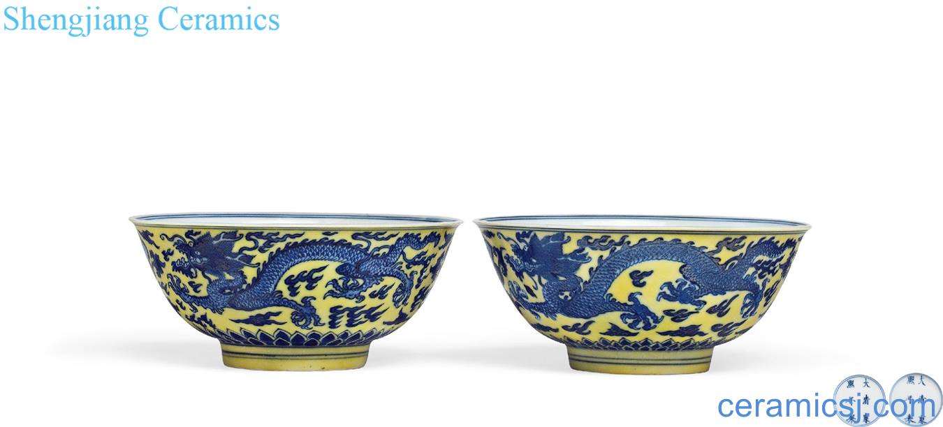 The qing emperor kangxi A yellow to blue and white live ssangyong green-splashed bowls (a)