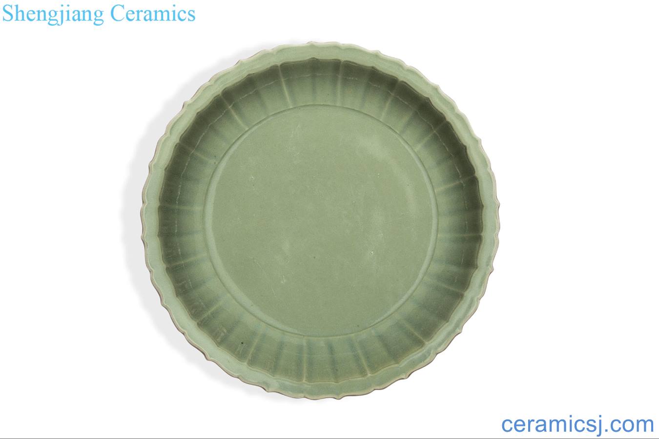 Early Ming dynasty Longquan celadon ling flowers fold along the plate