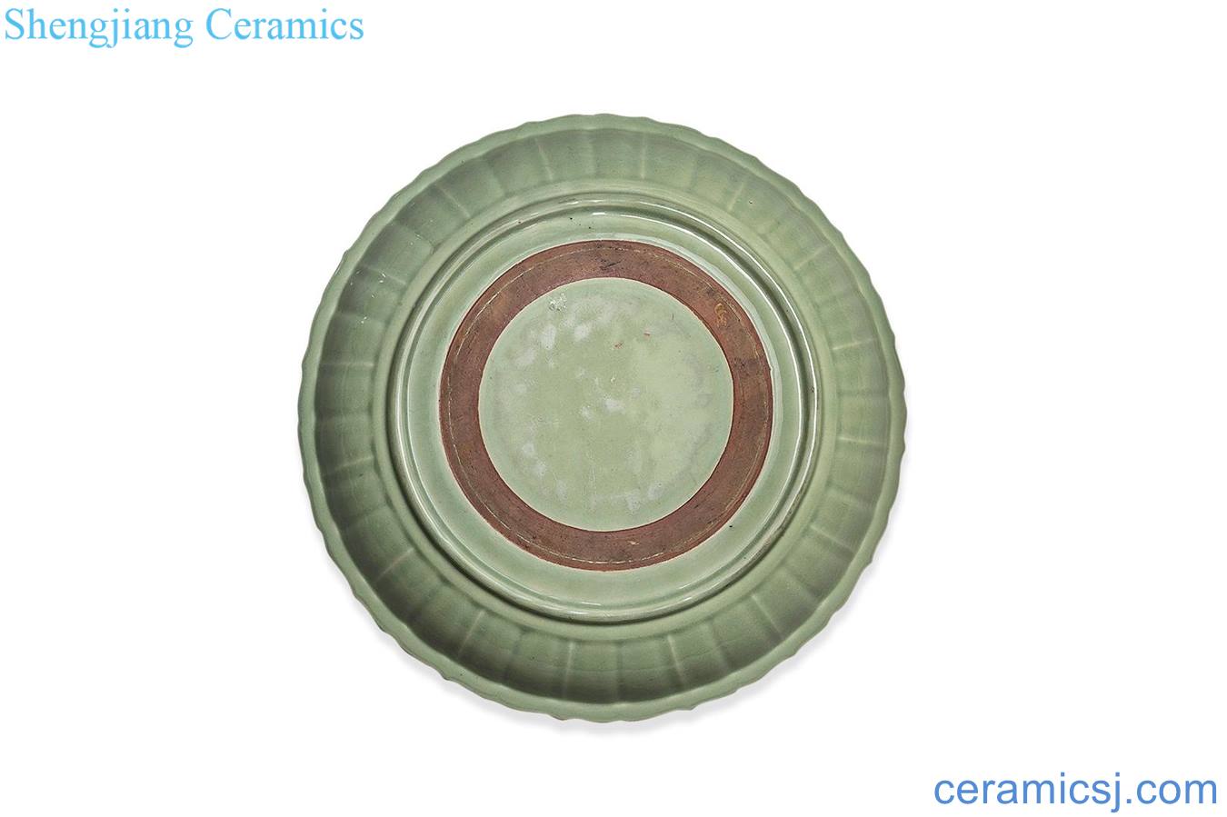 Early Ming dynasty Longquan celadon ling flowers fold along the plate