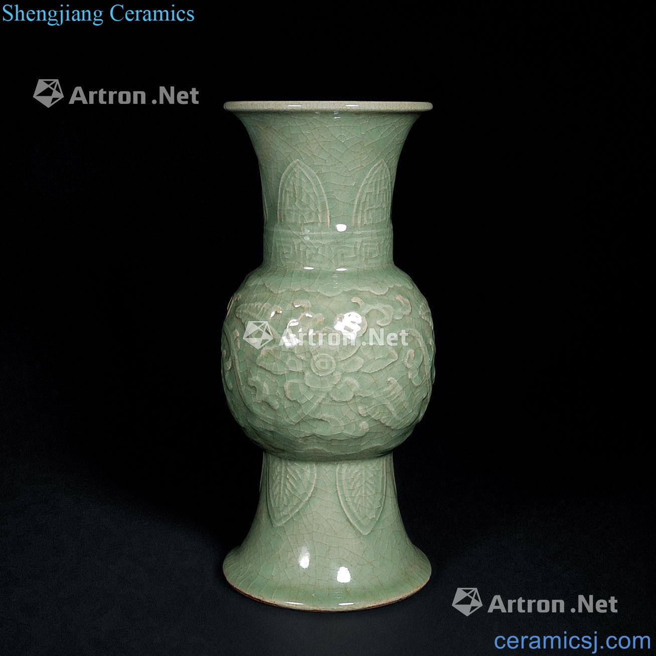 In the Ming dynasty Longquan celadon vase
