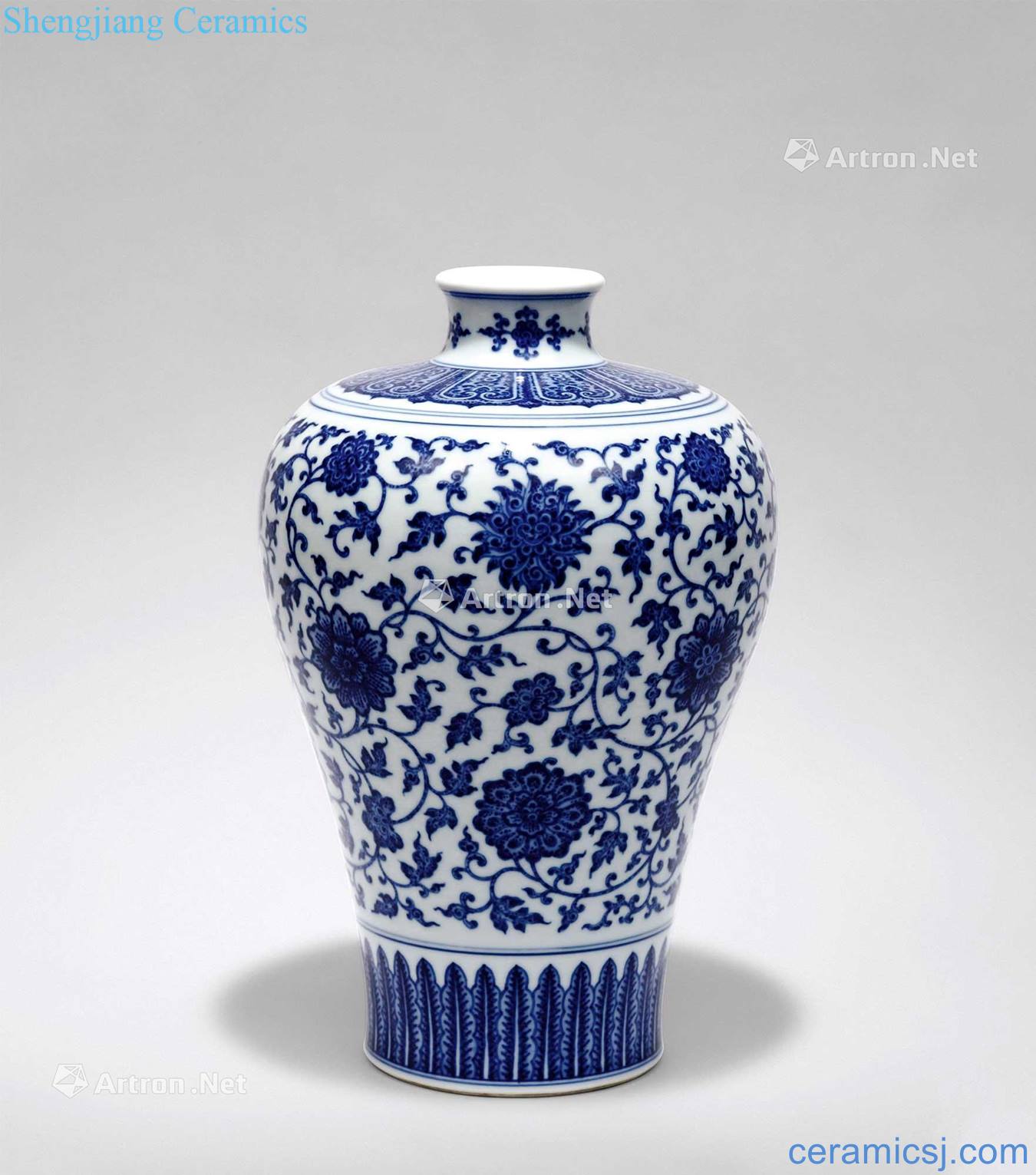 Qing qianlong Blue and white lotus flower grain mei bottle