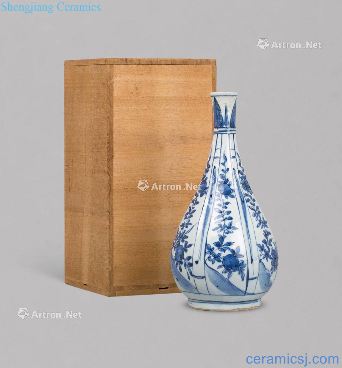 In the qing dynasty Blue and white flower tattoos bile type bottle