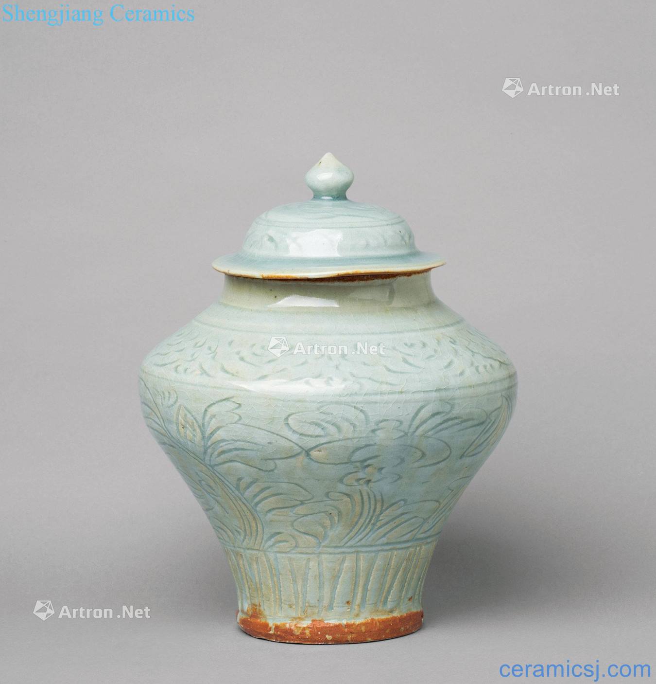 In the Ming dynasty Longquan celadon flowers lines cover tank