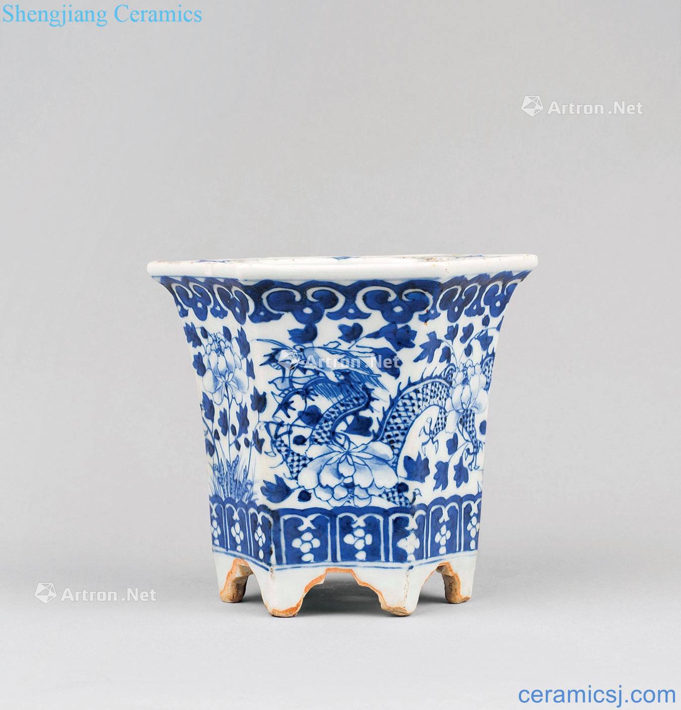 In the qing dynasty Blue and white ssangyong hexagonal flowerpot