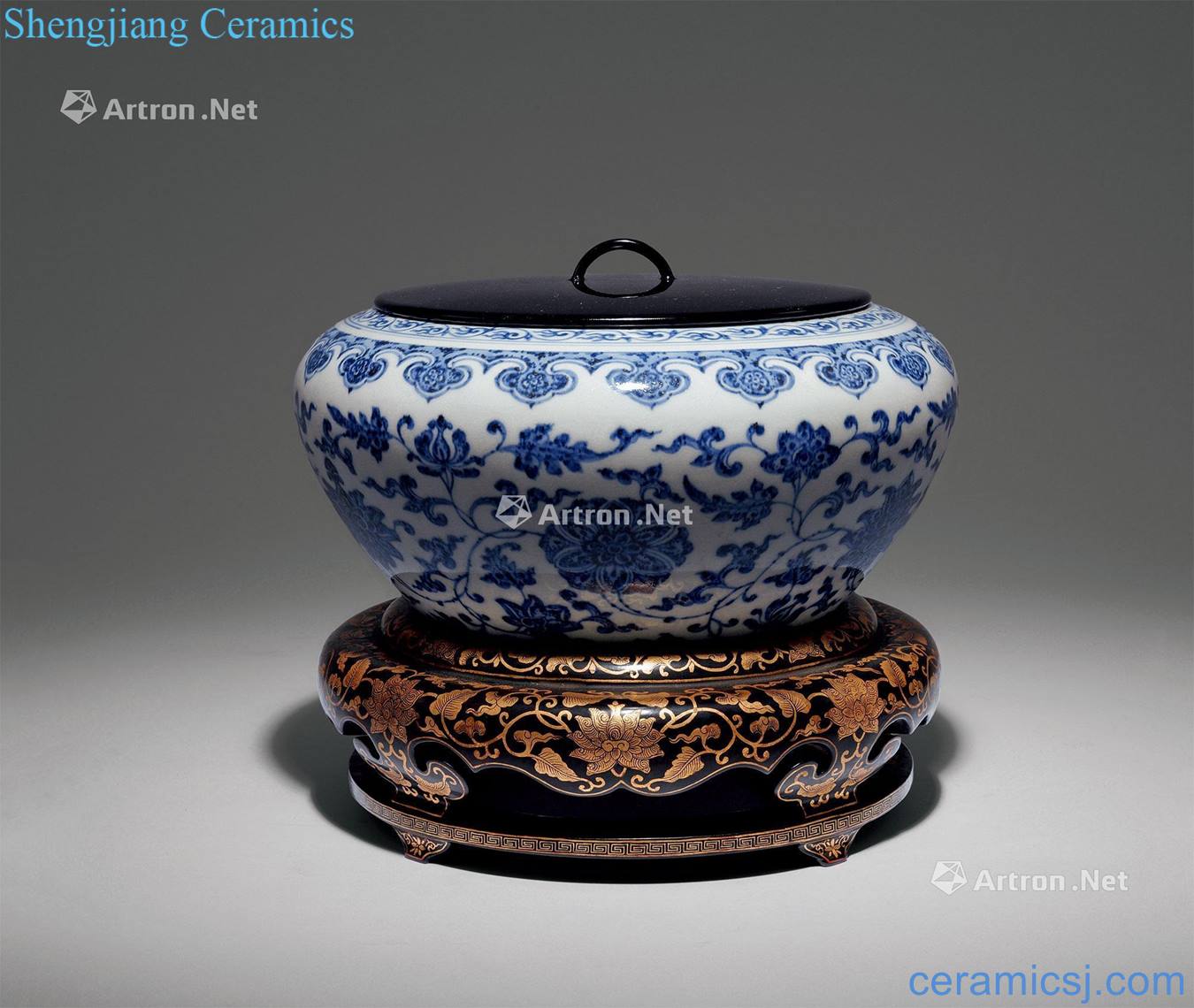 Qing qianlong Blue and white tie up branch treasure flower pot