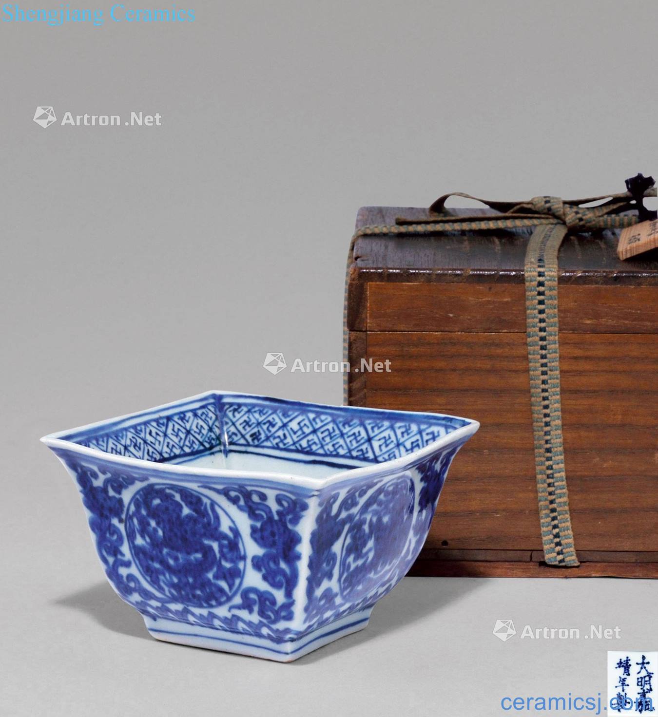 Ming jiajing Blue and white dragon group grain square pot