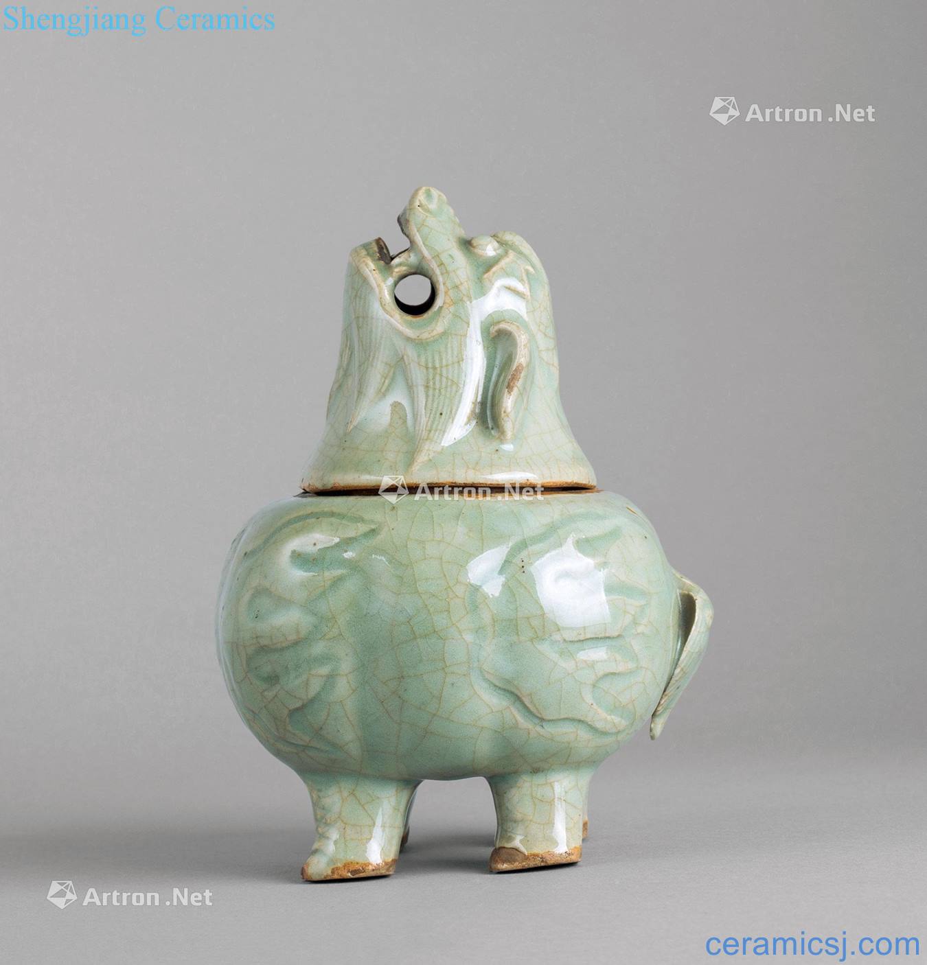 In the Ming dynasty Seven officer celadon sweet fume lion