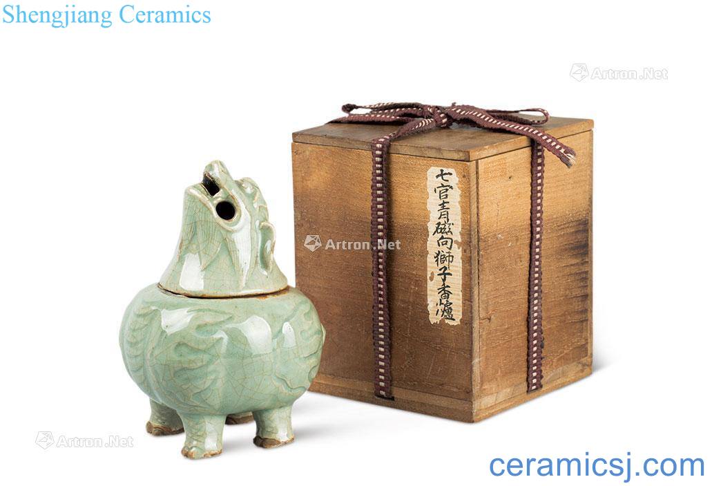 In the Ming dynasty Seven officer celadon sweet fume lion