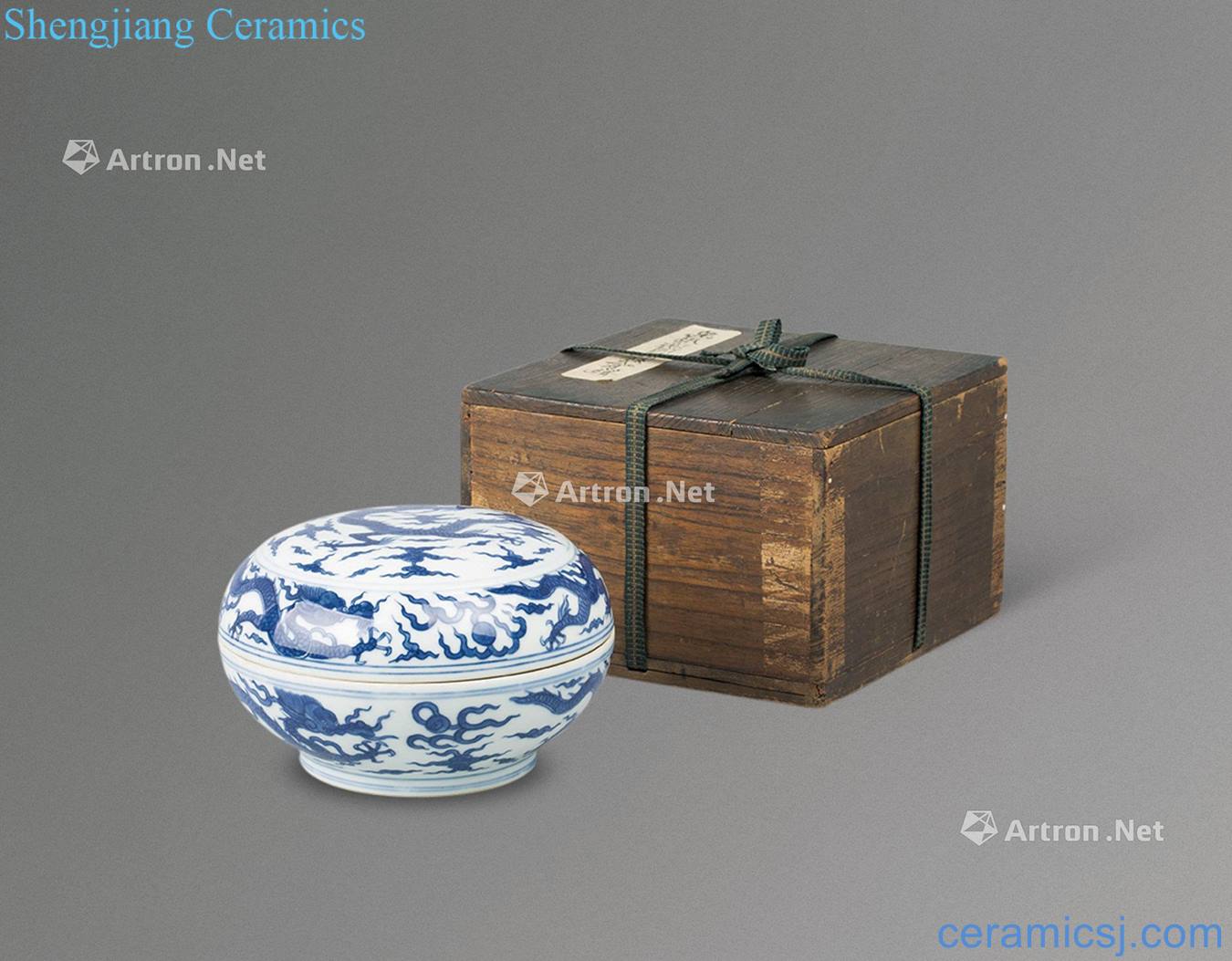 In the Ming dynasty Blue and white dragon cover box