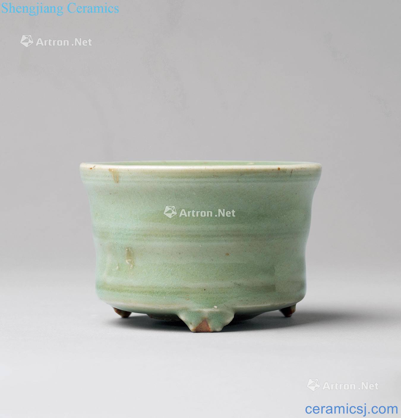 In the Ming dynasty Longquan celadon bamboo grain three-legged censer