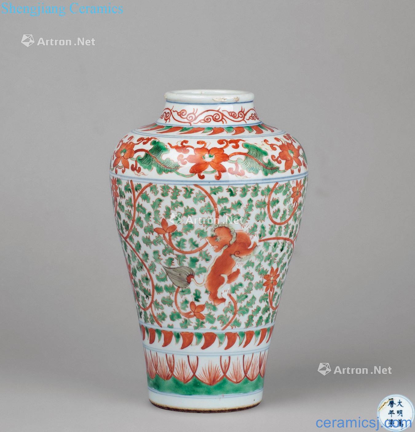 In the Ming dynasty Red, green, three lions flower grain bottle
