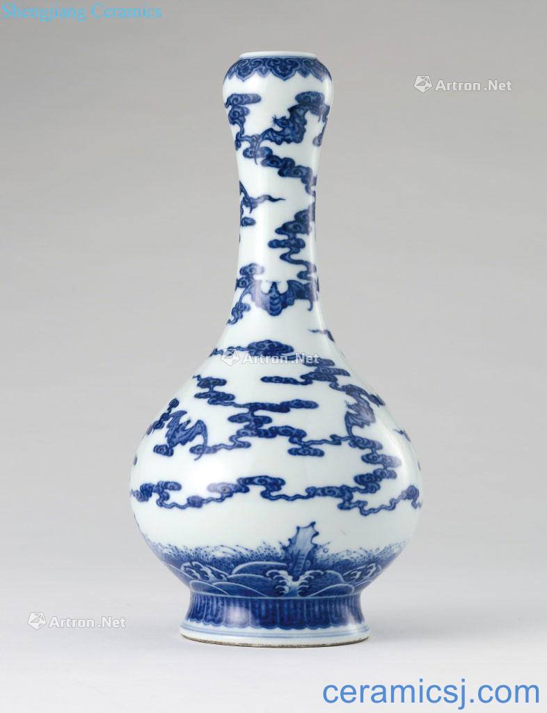 Qing qianlong Blue and white cloud bat grain bottle of garlic