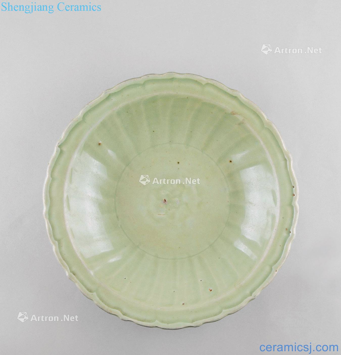 The yuan dynasty Longquan celadon flower disc