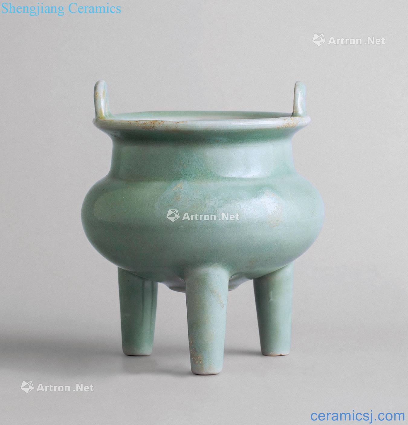Song dynasty celadon how ear three-legged censer