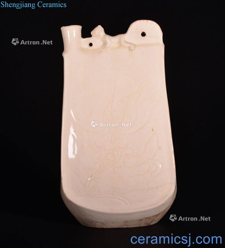 Liao Dynasty CARVED A DINGYAO FLASK